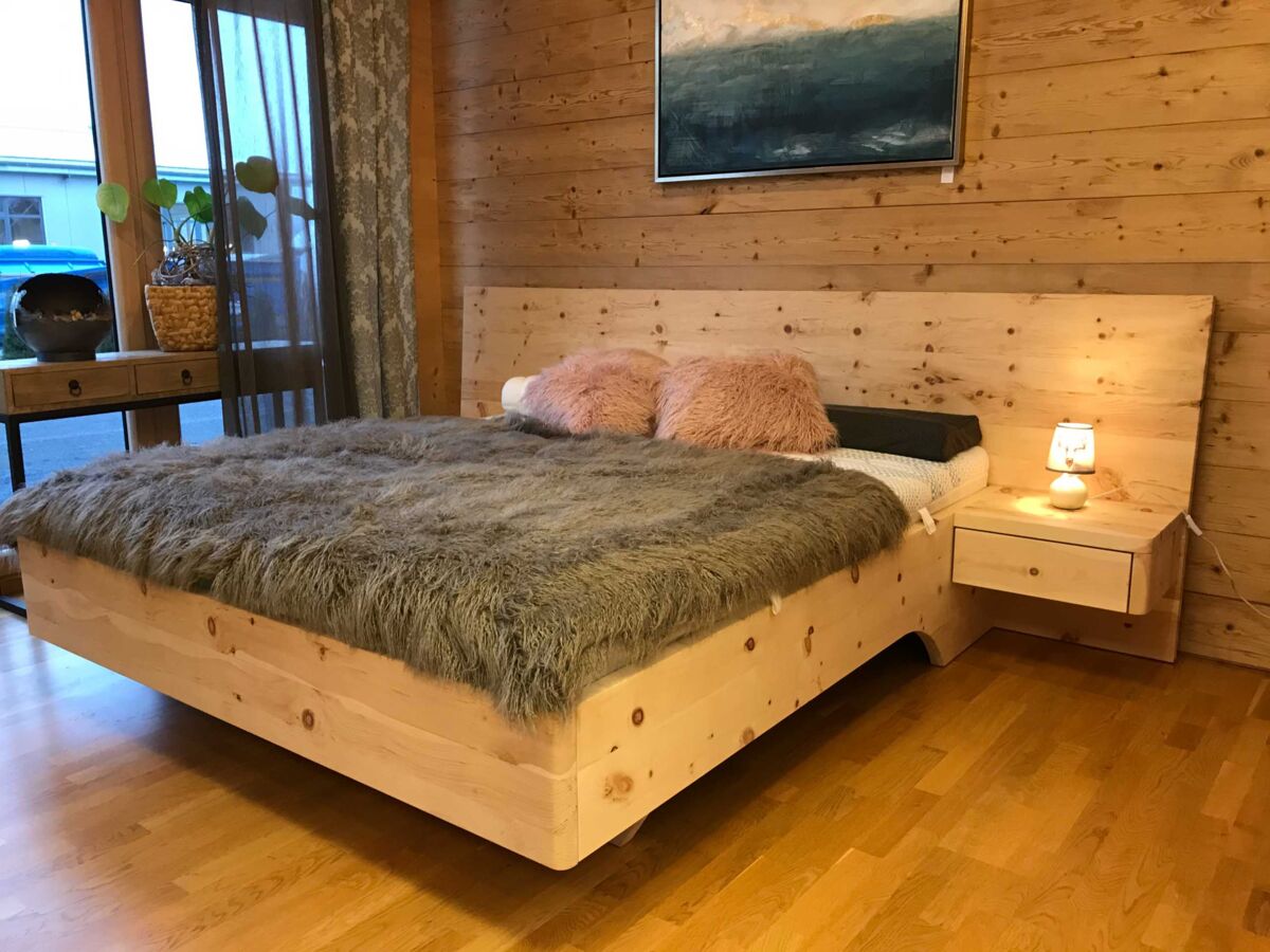 Zirbenbett Modell Würzburg Elegante und harmonische Form